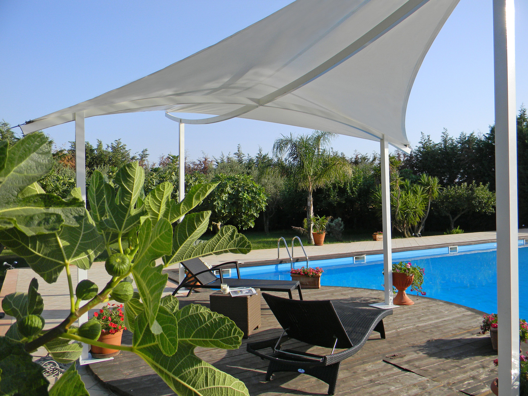 Outdoor shade umbrellas